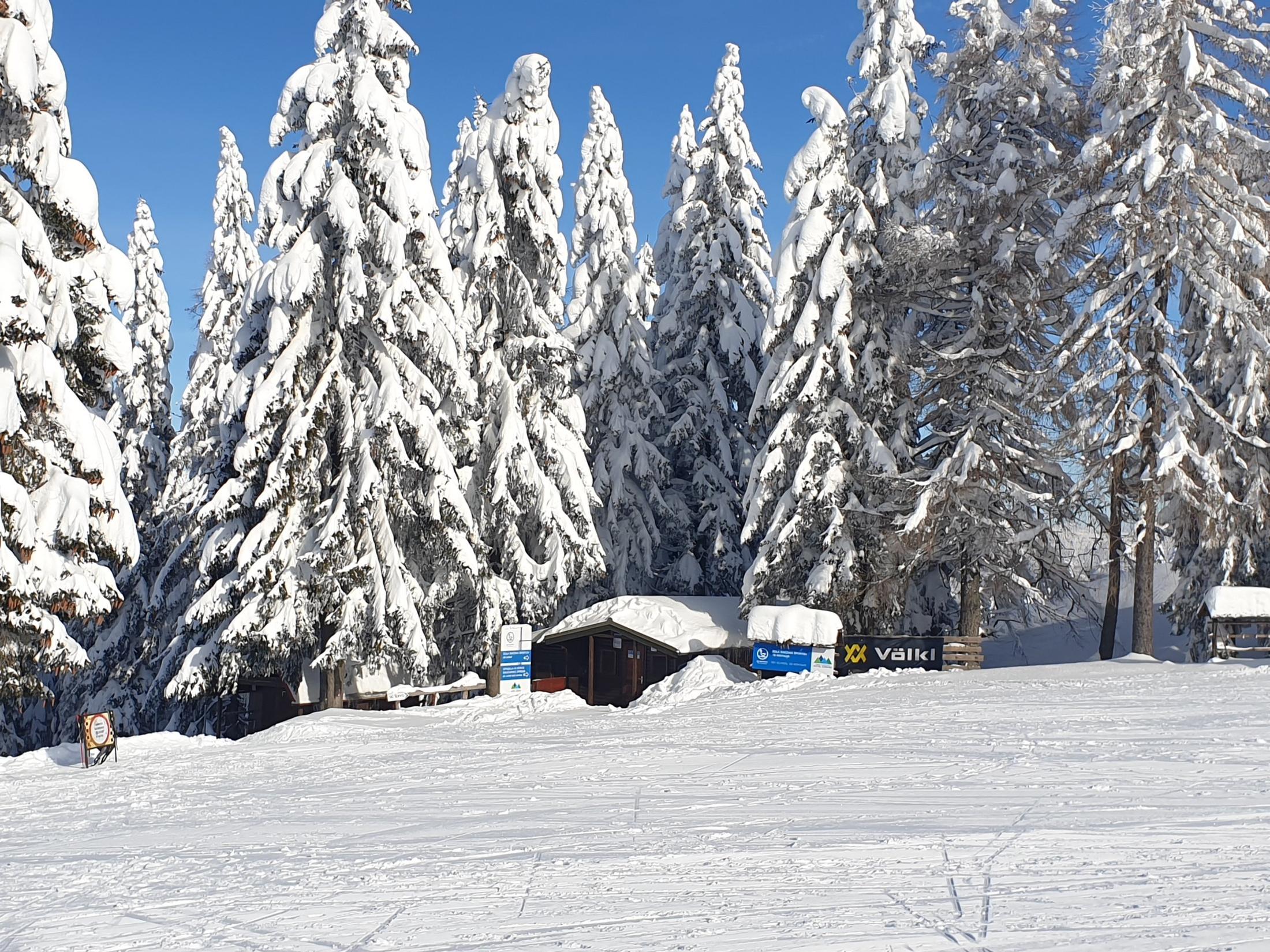 La baita della Scuola di sci Cerkno accanto alla pista