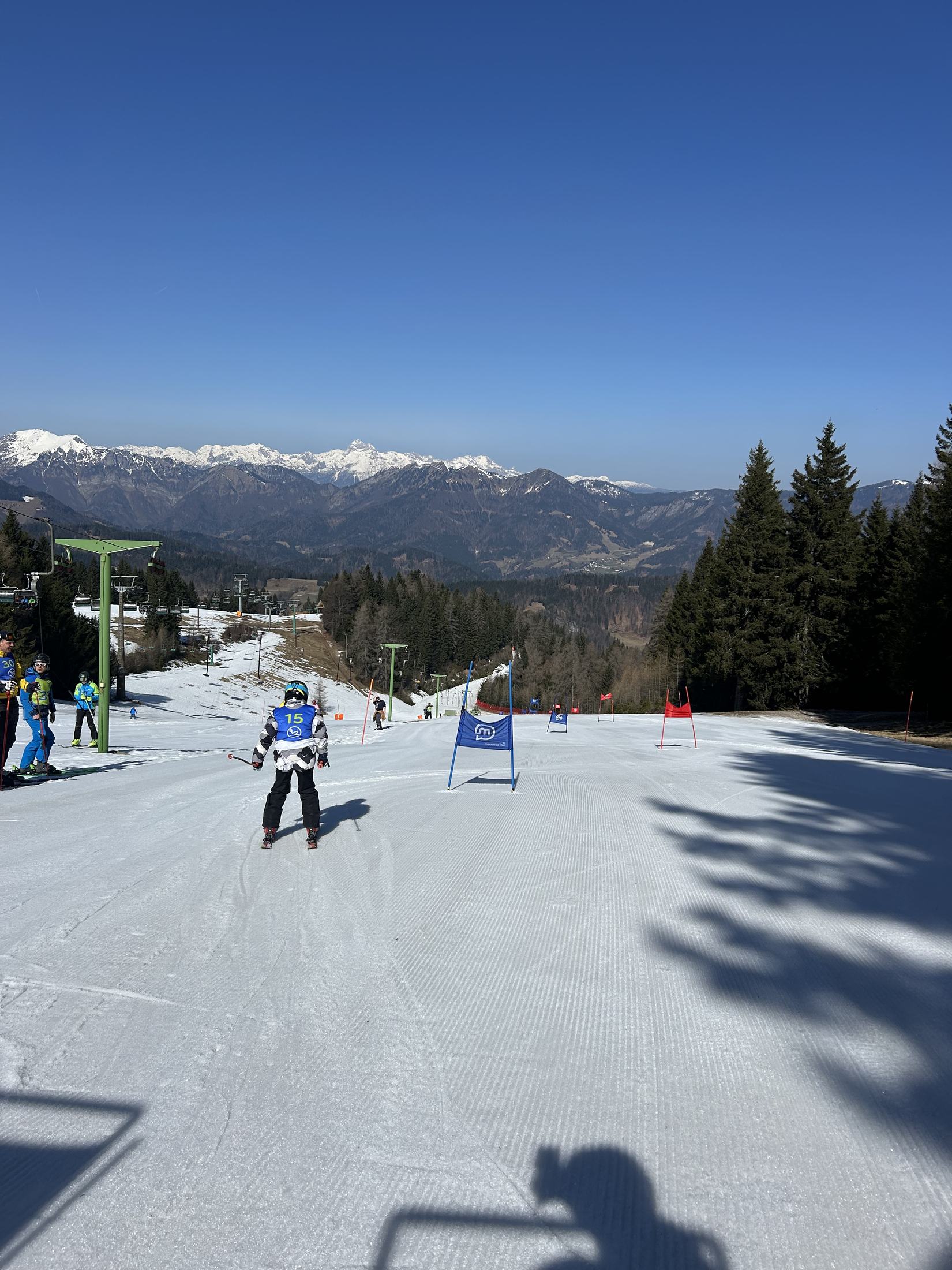 Natjecatelj na veleslalomskoj stazi, u pozadini Julijske Alpe
