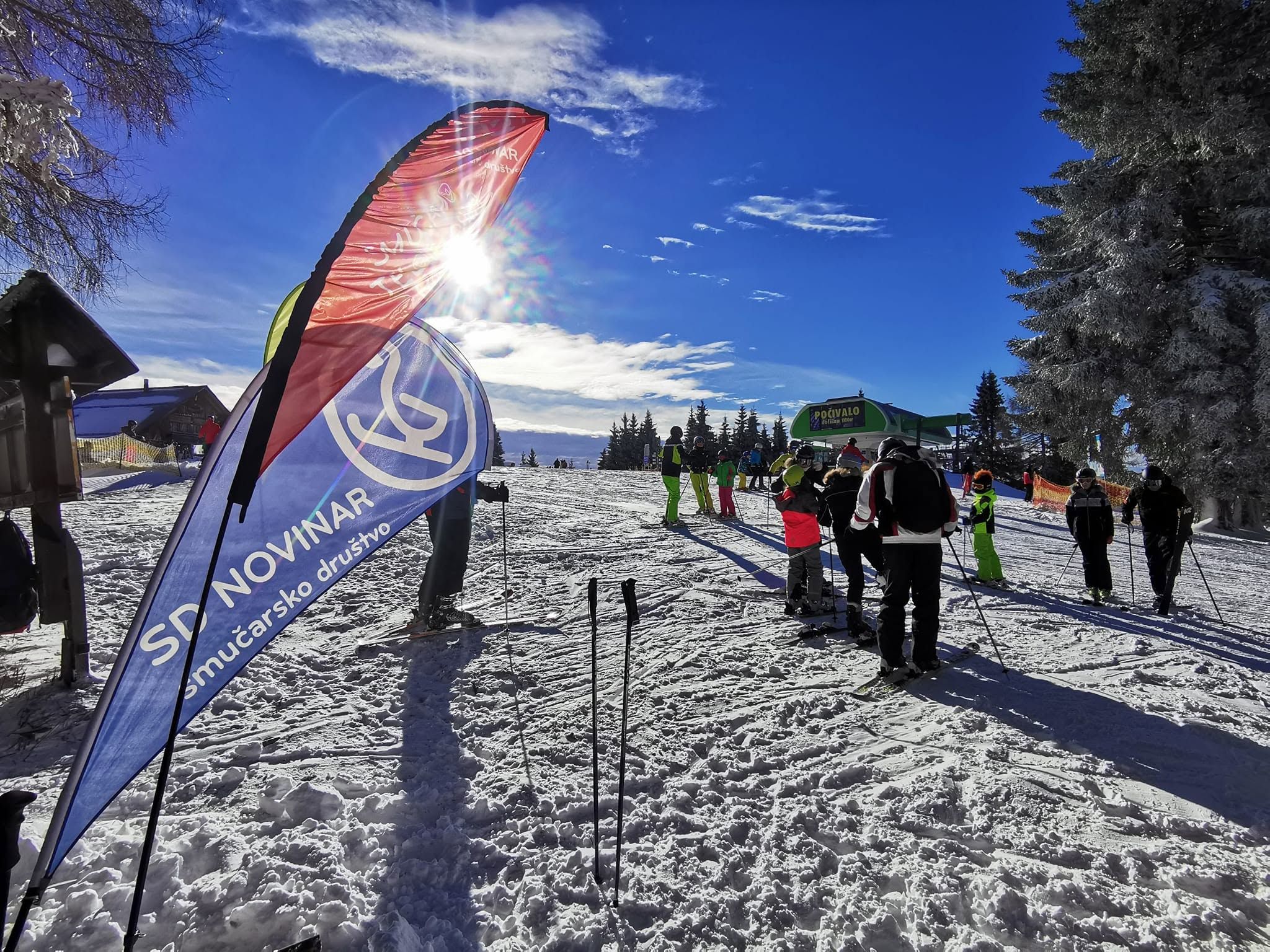 Zastavica SD Novinar na sunčanom skijalištu Cerkno